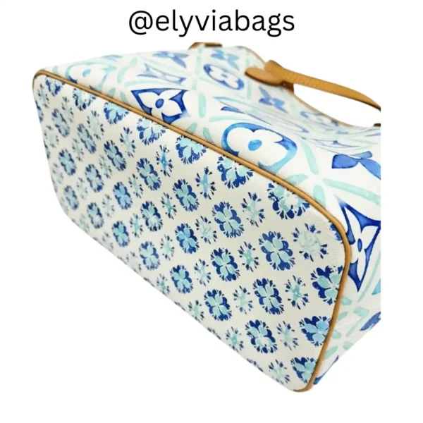 LV Neverfull mm bag Blue monogram by the pool blue bottom view